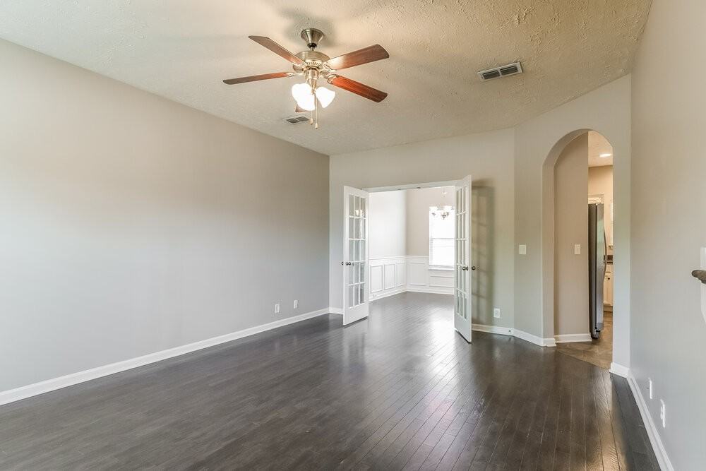 1728 Bellamy Ln - Photo 5 of 17