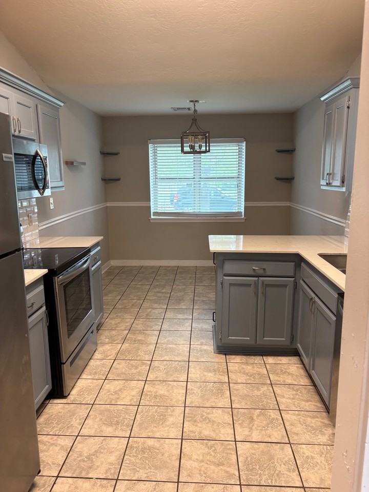 2413 Sw 41st St #1 - Photo 3 of 10