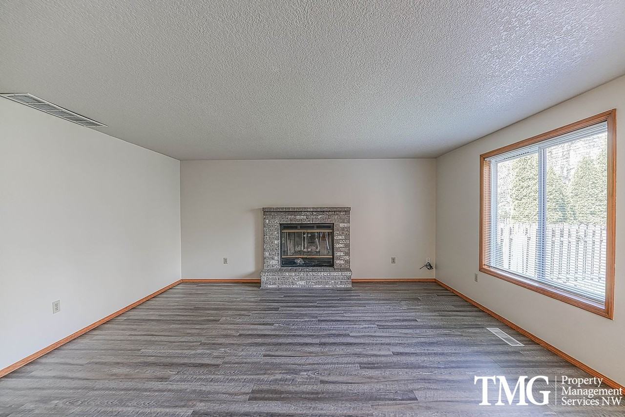 15608 Ne 12th St - Photo 3 of 30