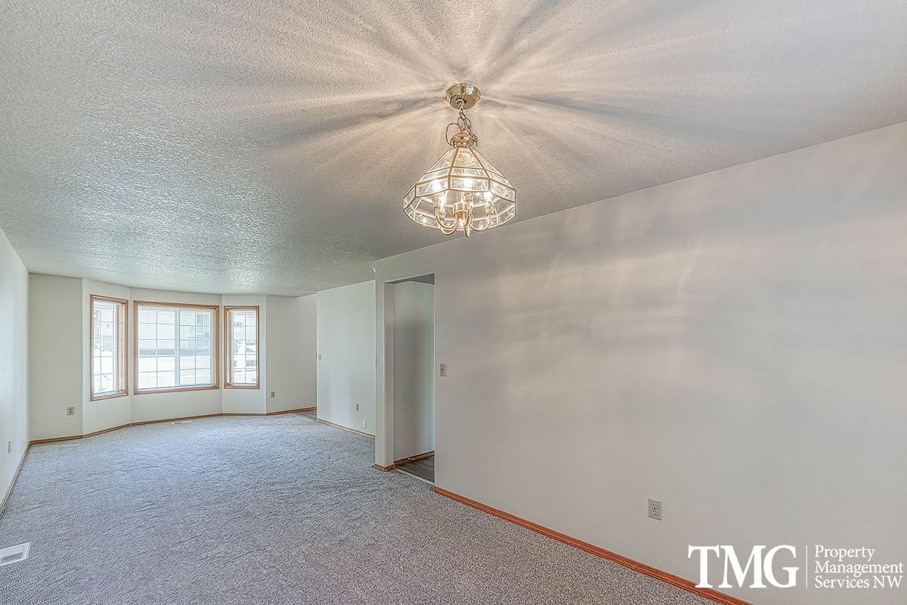 15608 Ne 12th St - Photo 4 of 30
