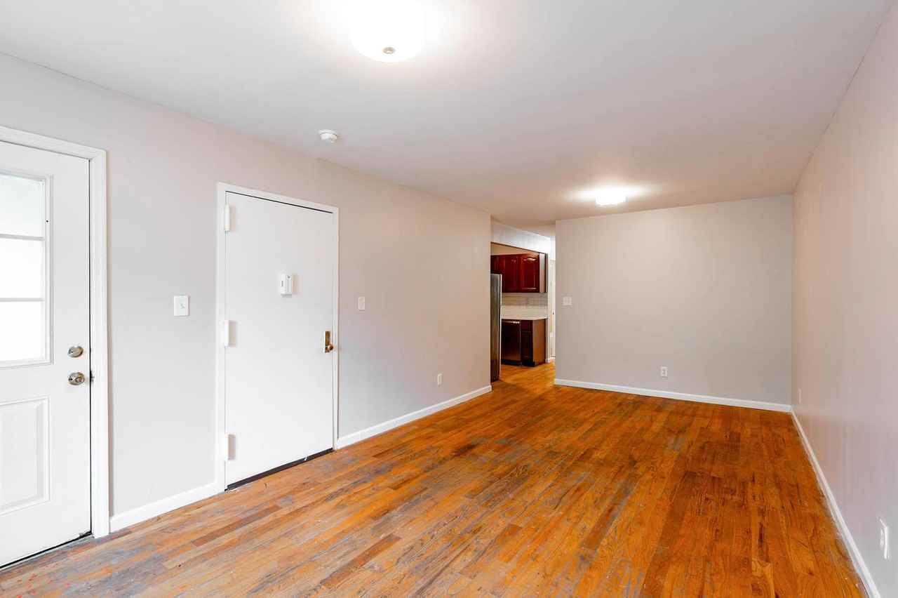 144 Monroe St - Photo 4 of 19