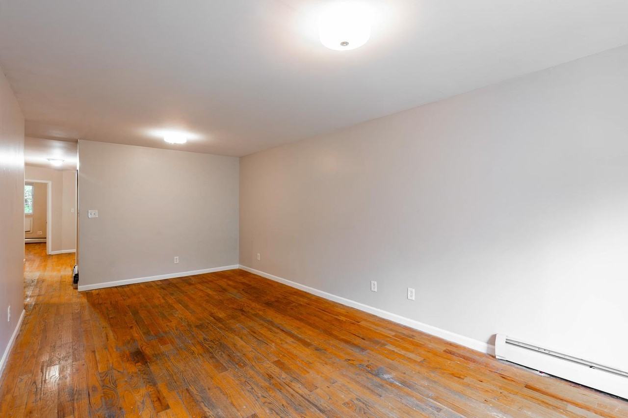 144 Monroe St - Photo 6 of 19