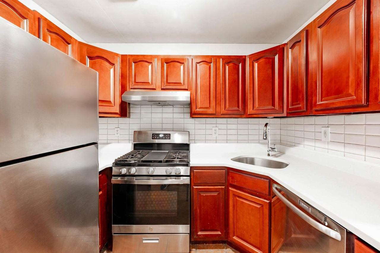 144 Monroe St - Photo 7 of 19