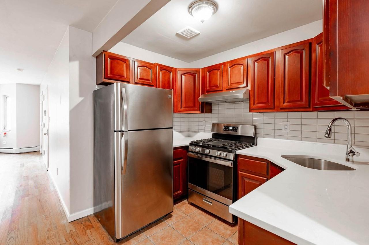 144 Monroe St - Photo 7 of 19