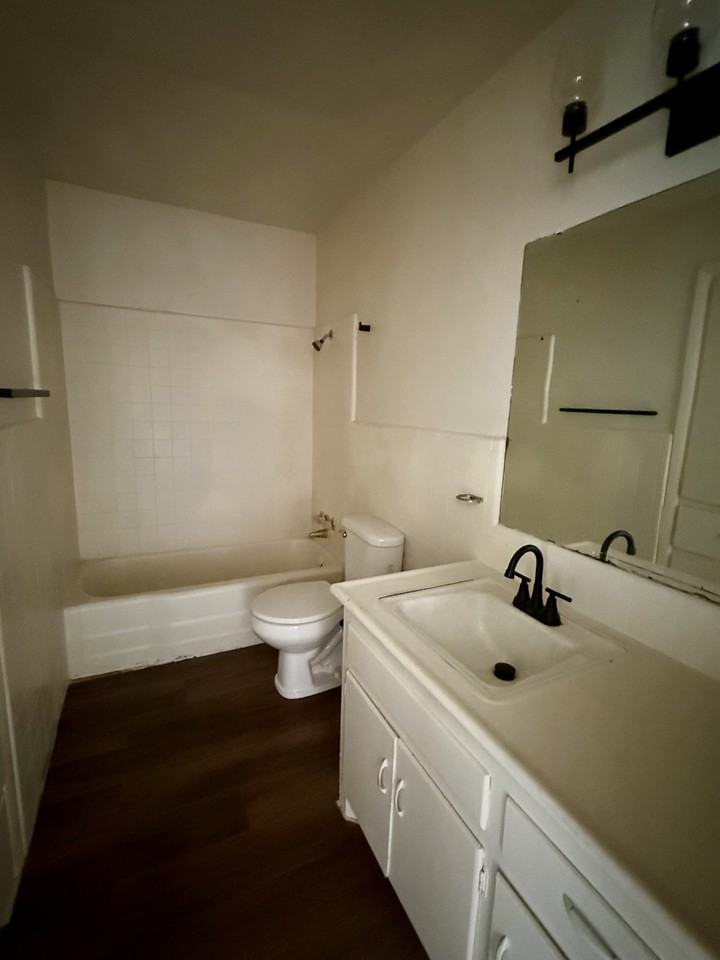 703 47th St #B - Photo 5 of 7