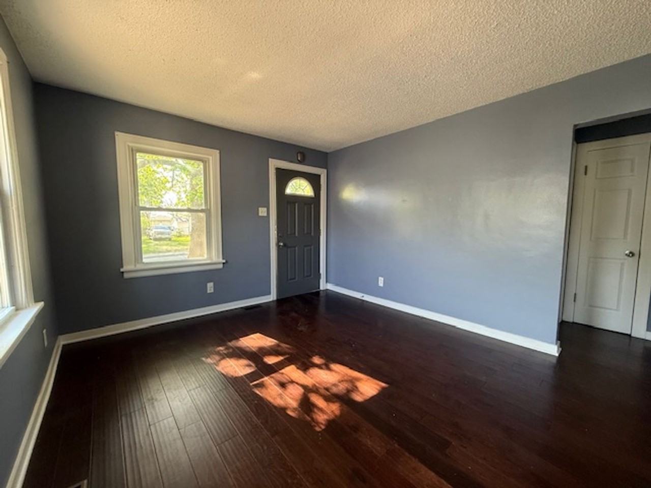 1090 N Oakcrest Ave - Photo 2 of 12