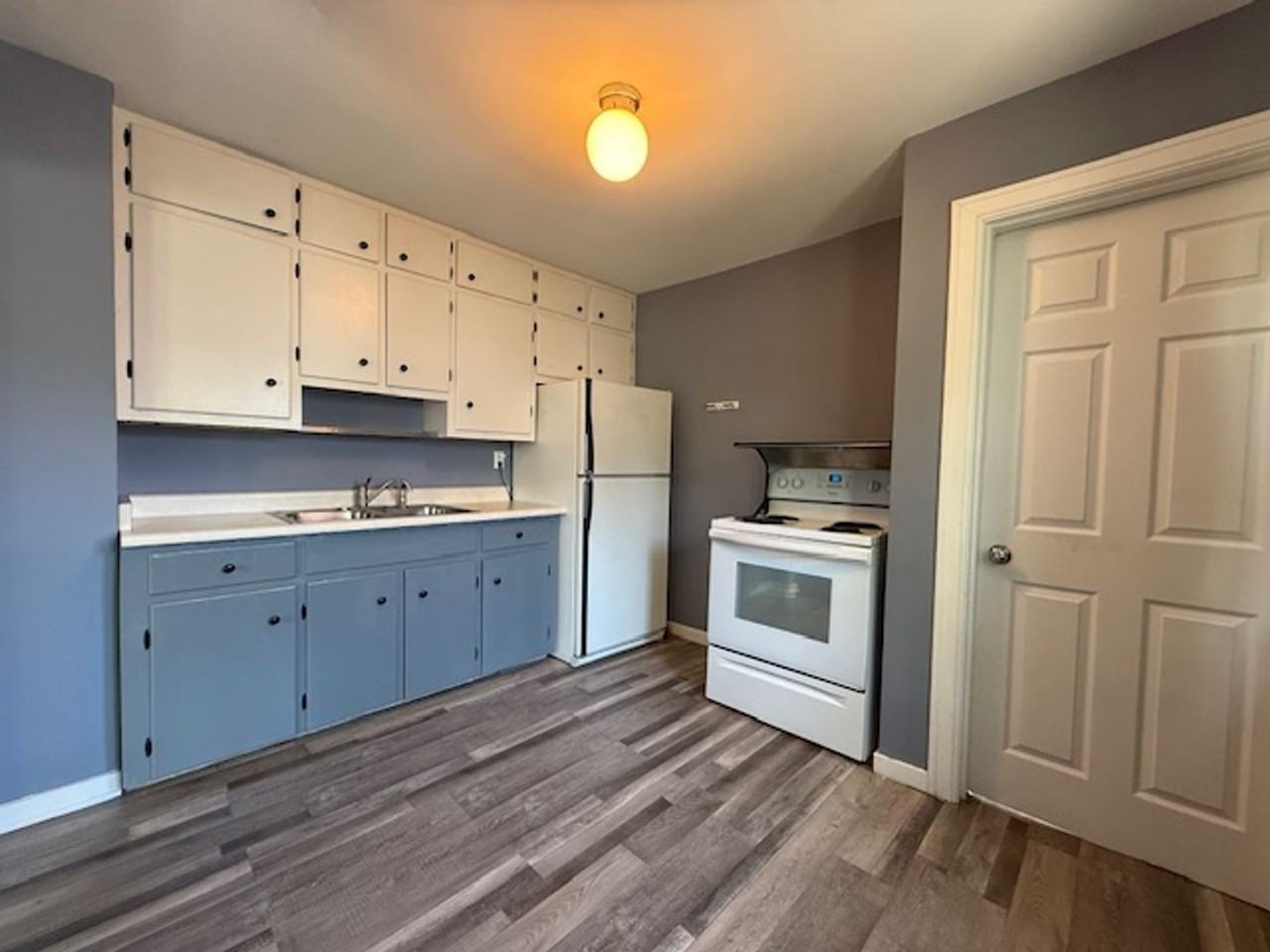1090 N Oakcrest Ave - Photo 3 of 12