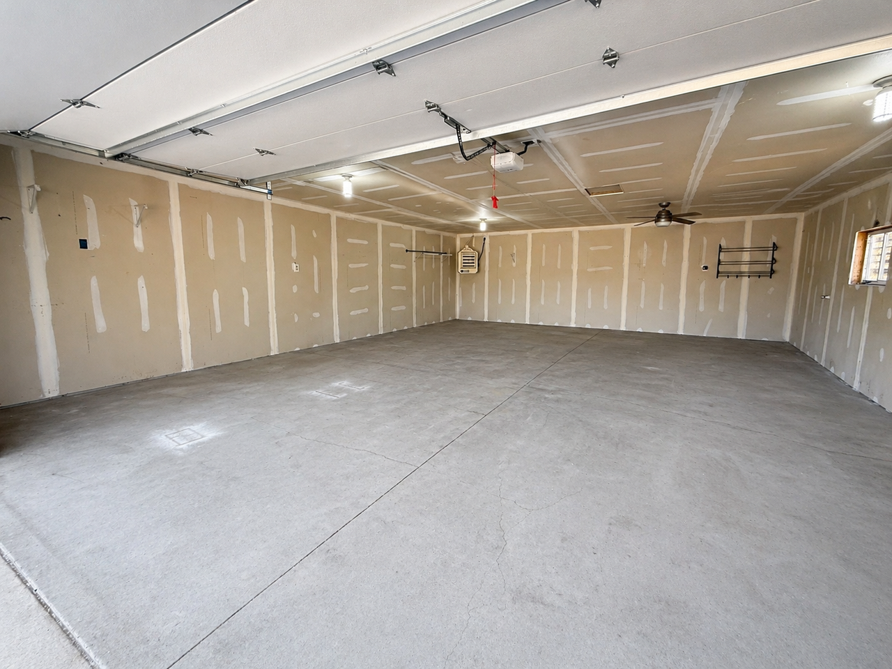 2615 E 12th St - Photo 4 of 10