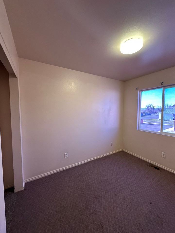 481 N 100 W - Photo 4 of 19