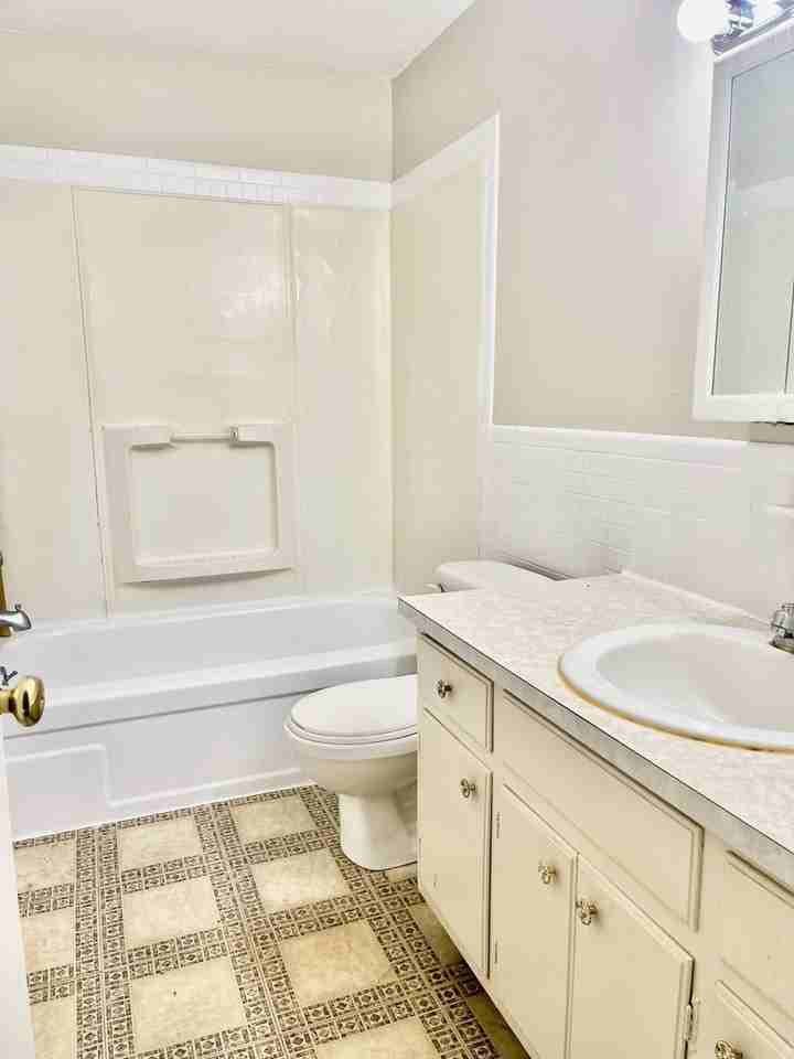 4915 W Genesee St - Photo 5 of 17
