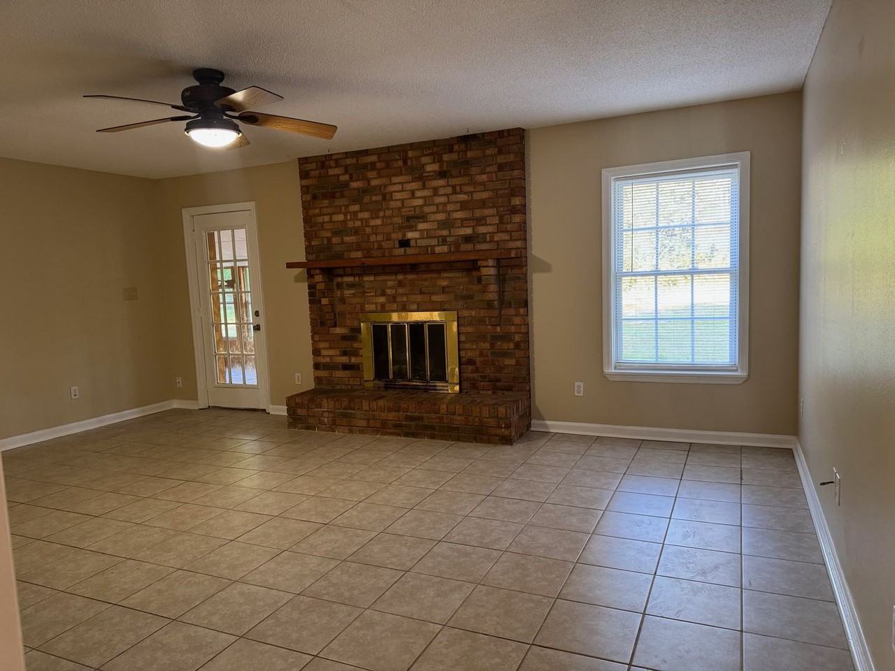 2400 Spring Creek Hwy - Photo 2 of 6