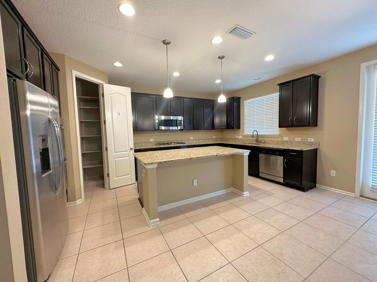 4578 Silverthorn Dr - Photo 3 of 34