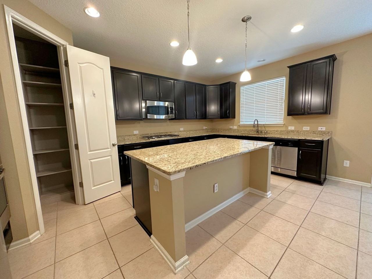 4578 Silverthorn Dr - Photo 4 of 34