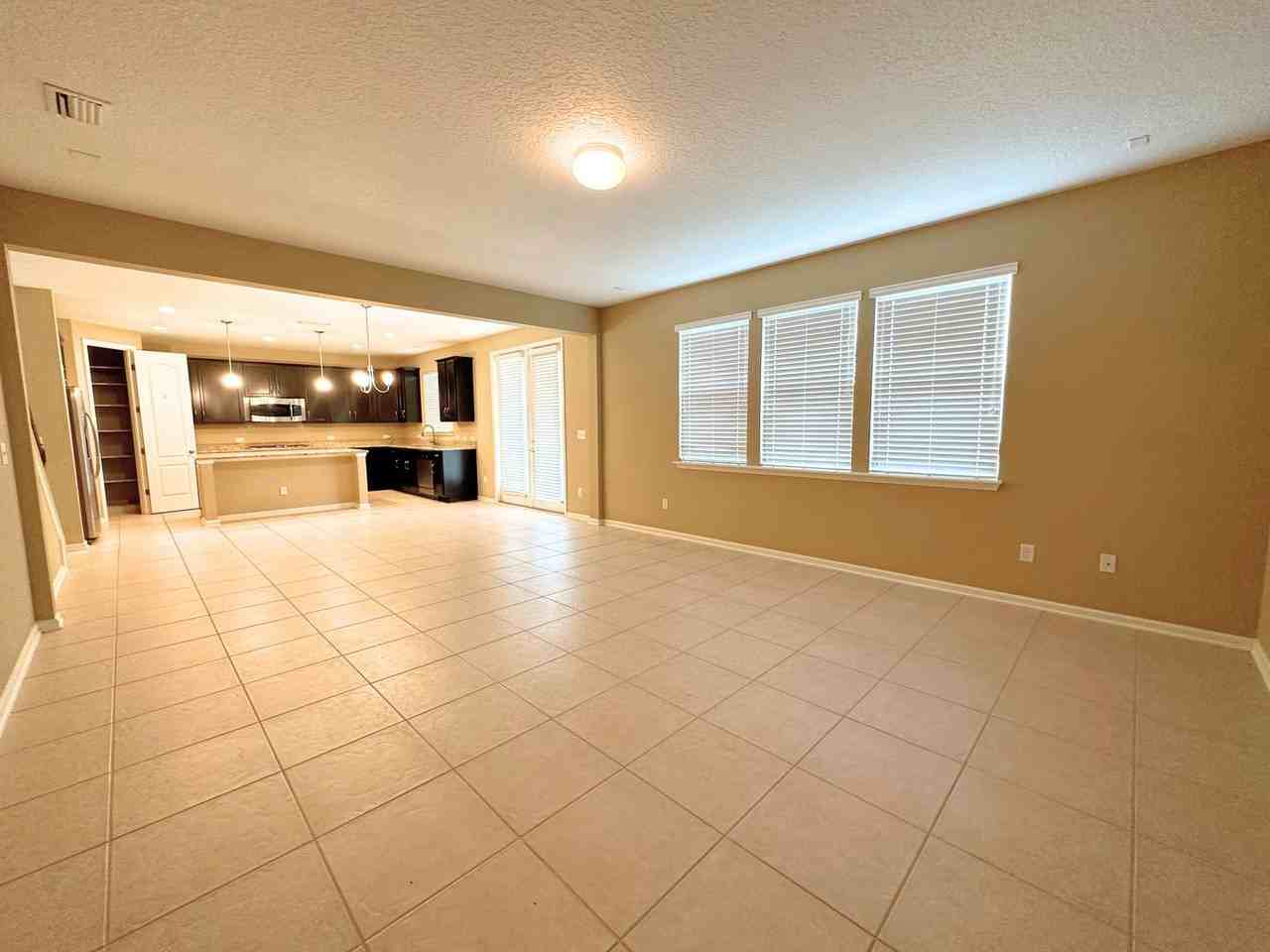 4578 Silverthorn Dr - Photo 7 of 34