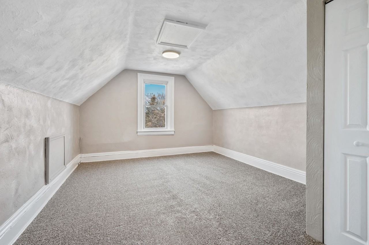 304 Marlow St - Photo 4 of 16