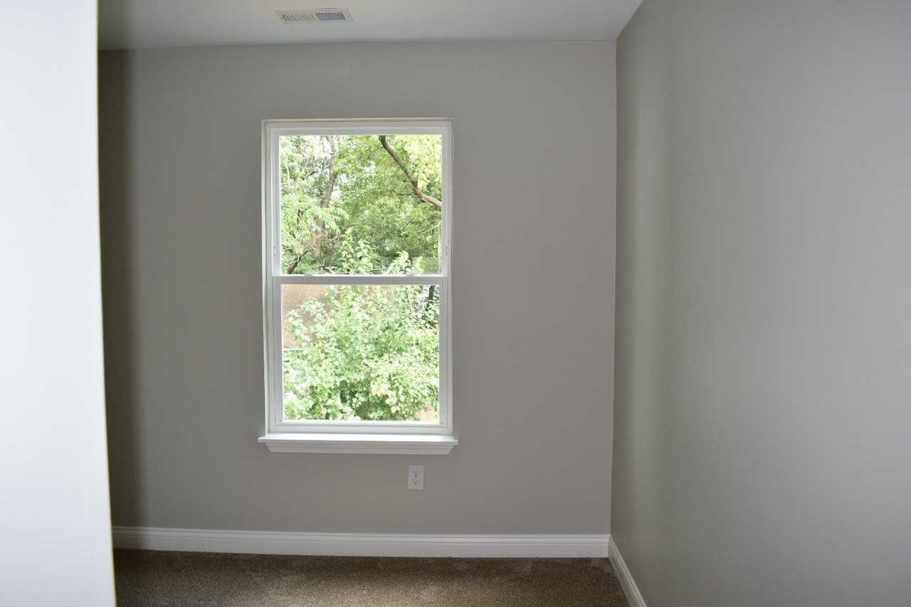 423 E Ormsby Ave - Photo 5 of 10