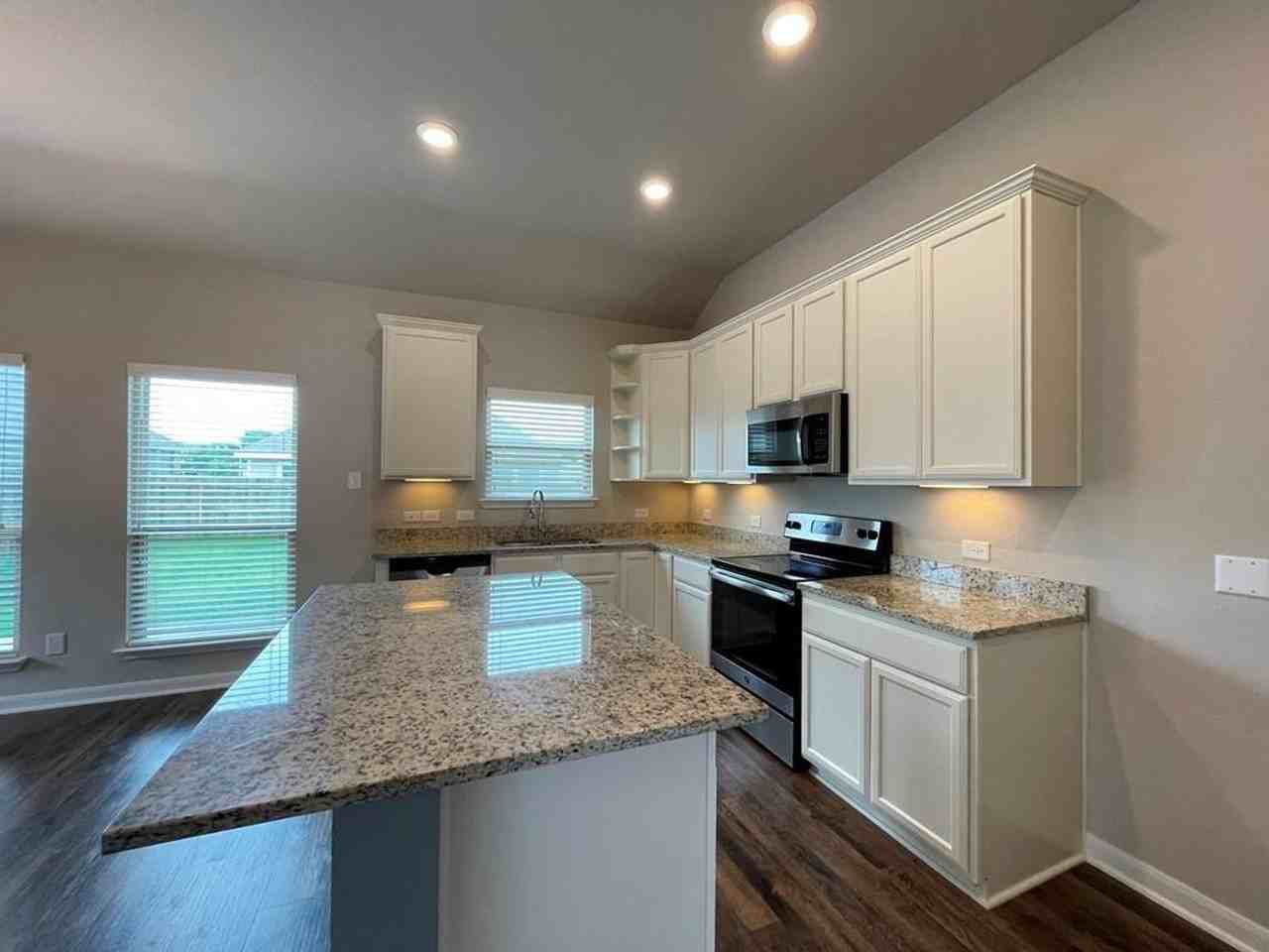 8113 Northgate Loop - Photo 7 of 33