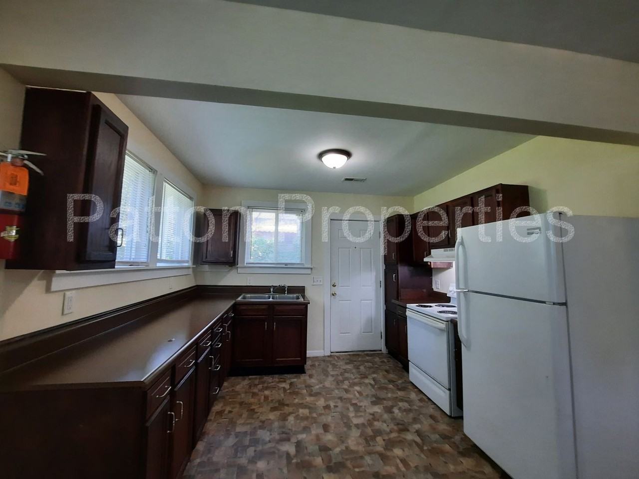 902 Pine St - Photo 5 of 13