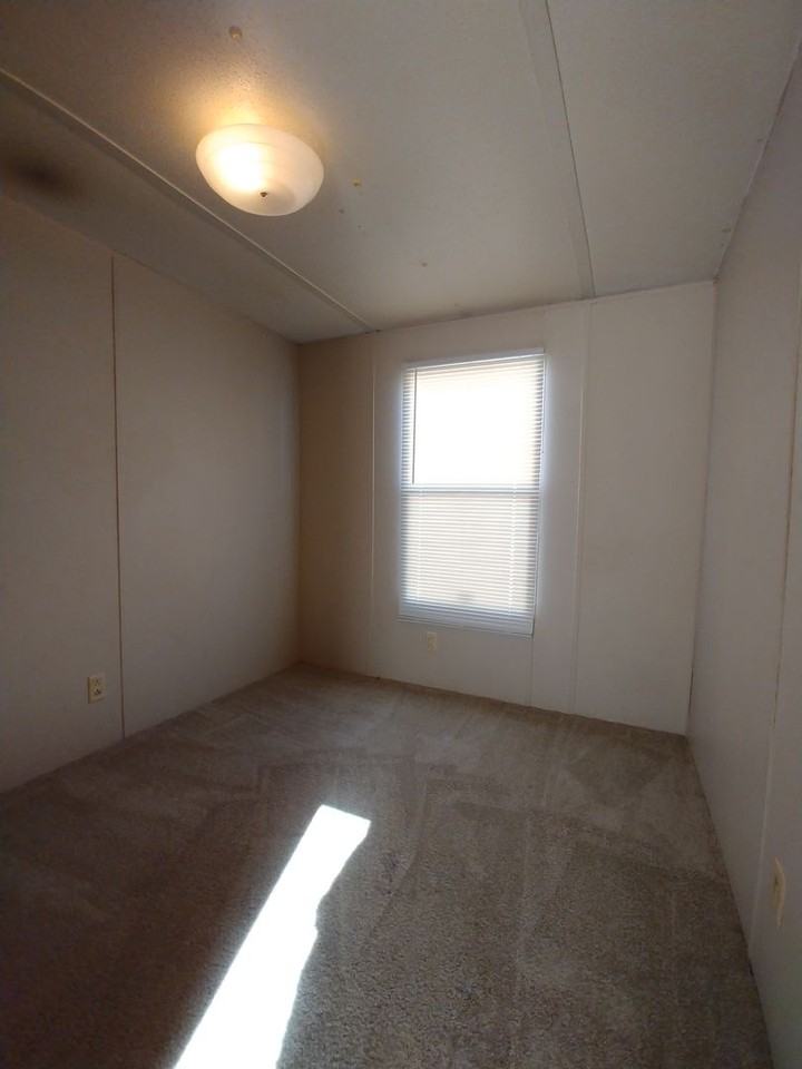 1302 Southport St - Photo 6 of 16