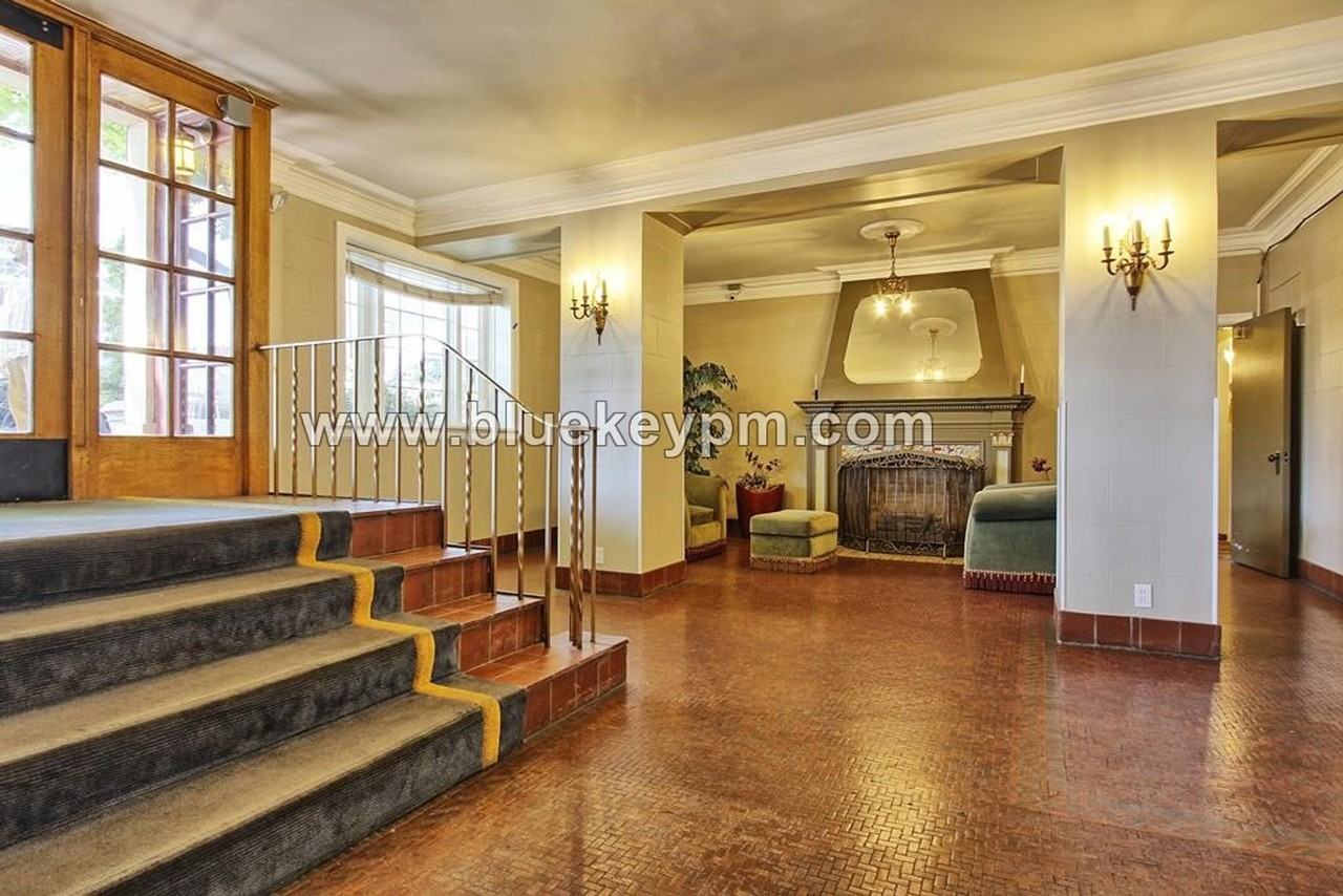20 Nw 16th Ave #302 - Photo 2 of 10