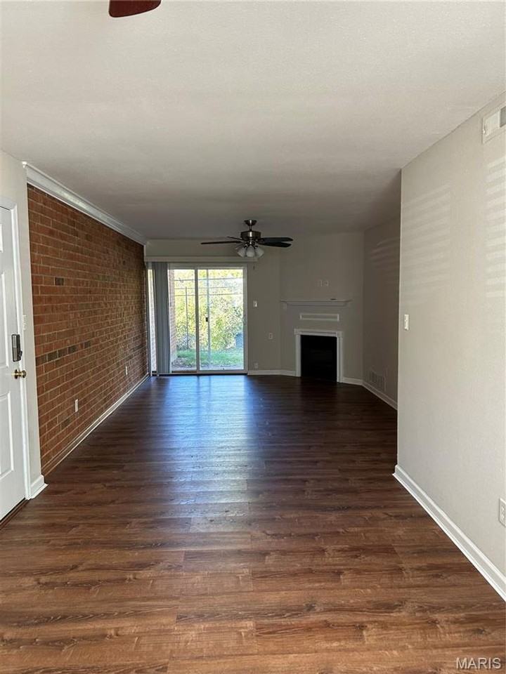 1951 Greenpoint Dr - Photo 2 of 15