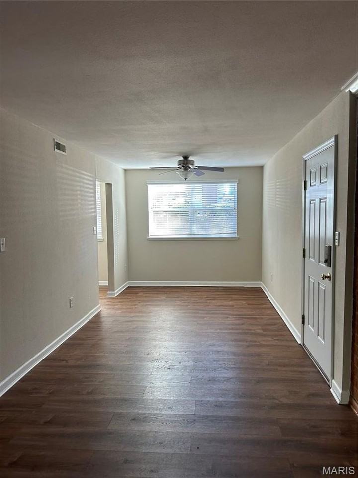 1951 Greenpoint Dr - Photo 3 of 15