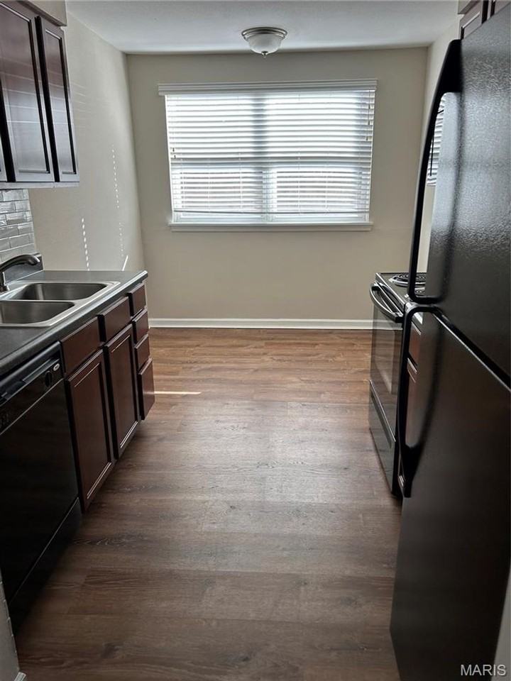 1951 Greenpoint Dr - Photo 4 of 15