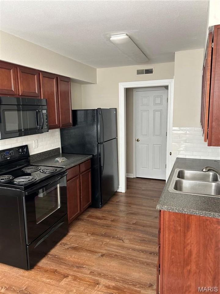 1951 Greenpoint Dr - Photo 5 of 15