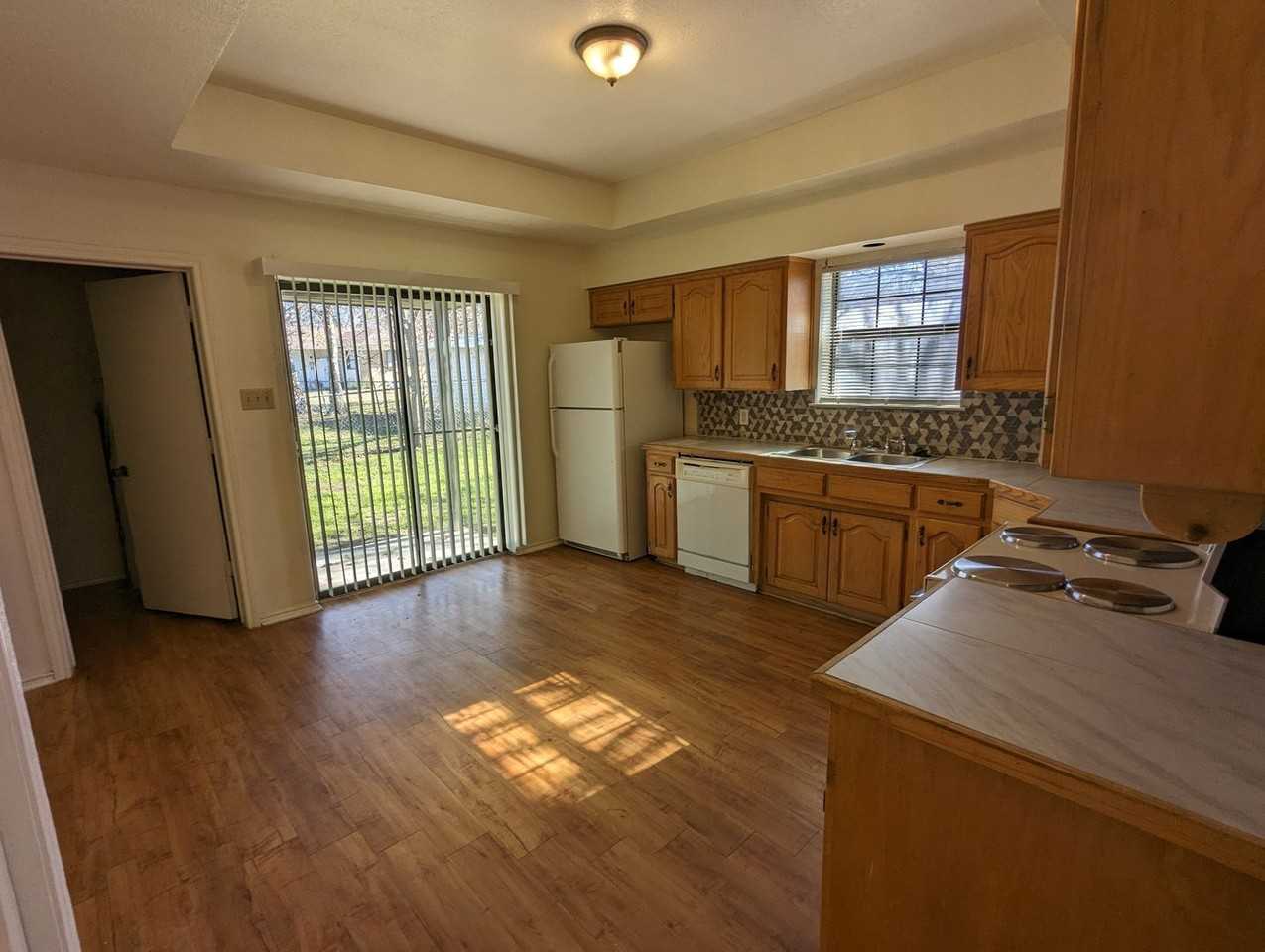 212 Lanham Ct - Photo 4 of 17