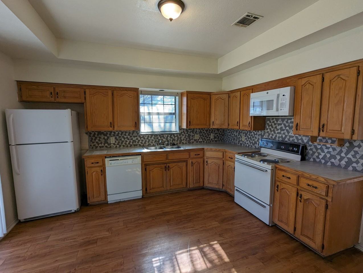 212 Lanham Ct - Photo 6 of 17