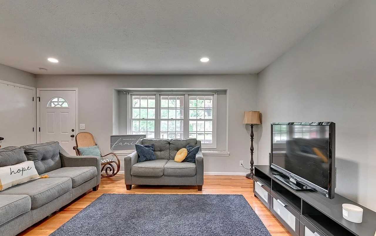 6405 Parkview Ln - Photo 7 of 36