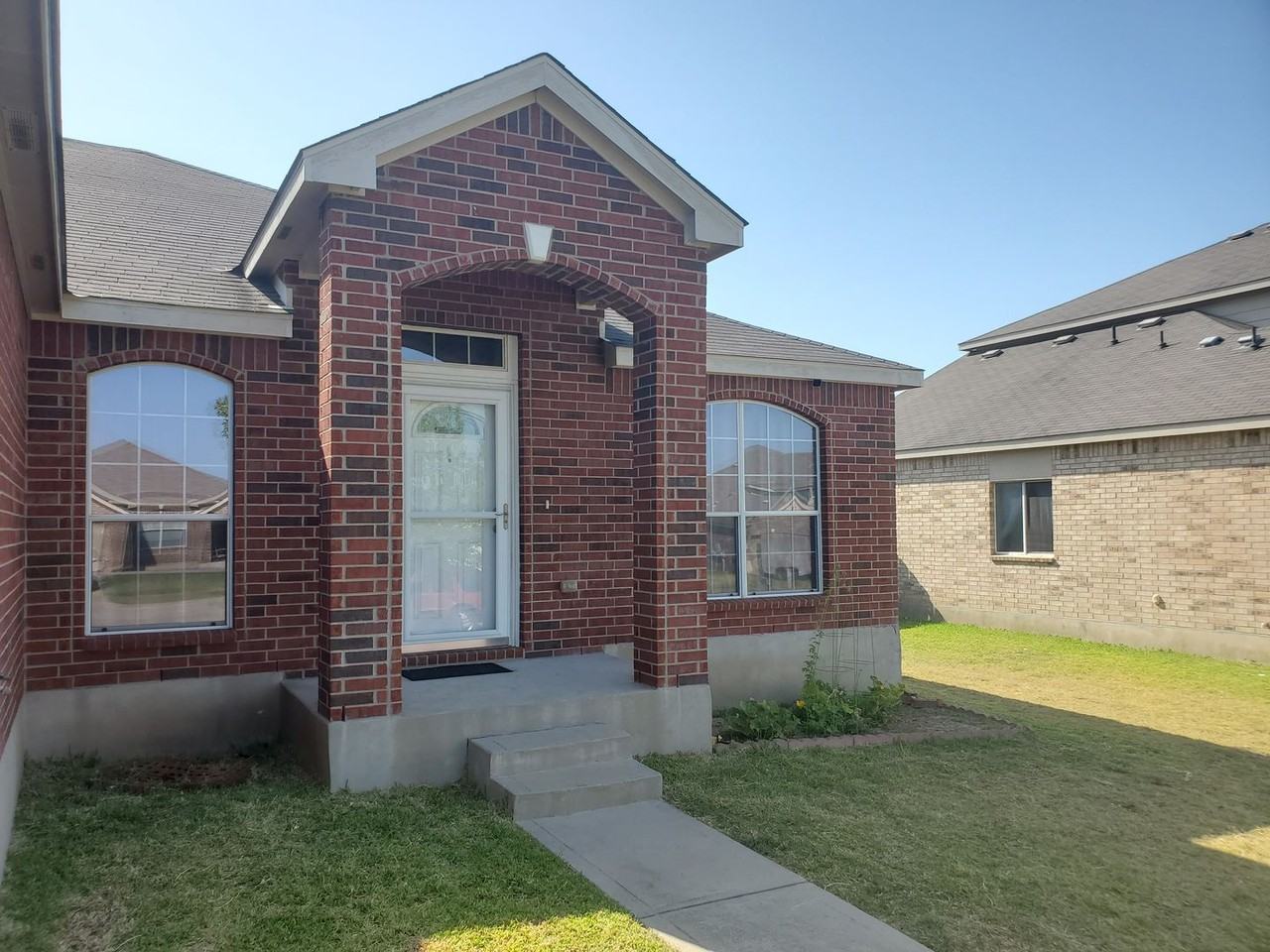 6304 Taree Loop - Photo 2 of 34