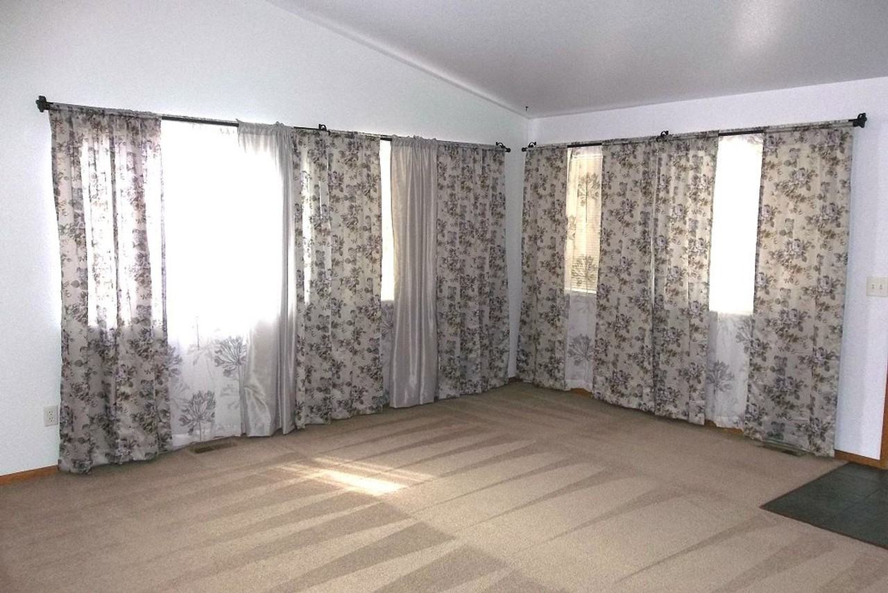 350 Gypsum Ct - Photo 4 of 9