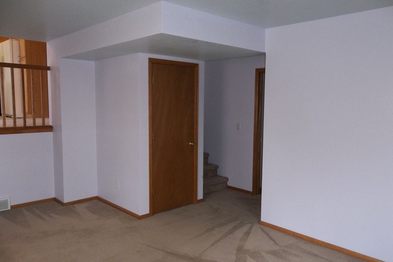 350 Gypsum Ct - Photo 7 of 9