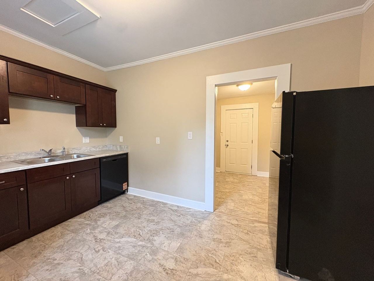 728 Davis St - Photo 7 of 11