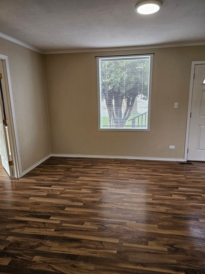 308 Centre St S - Photo 4 of 16