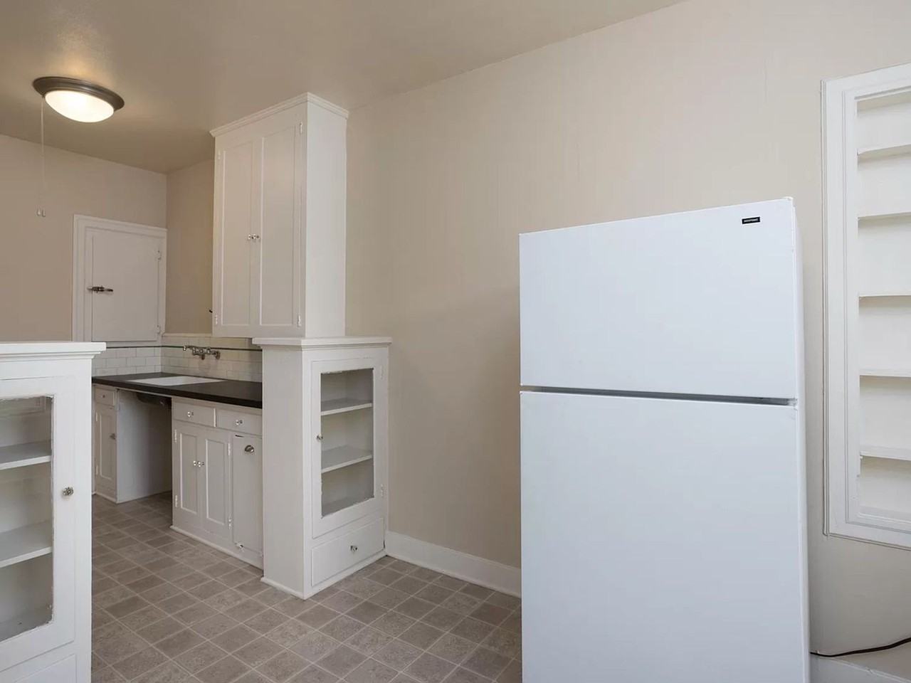 Vibrant Southeast Portland Living! - Photo 2 of 9