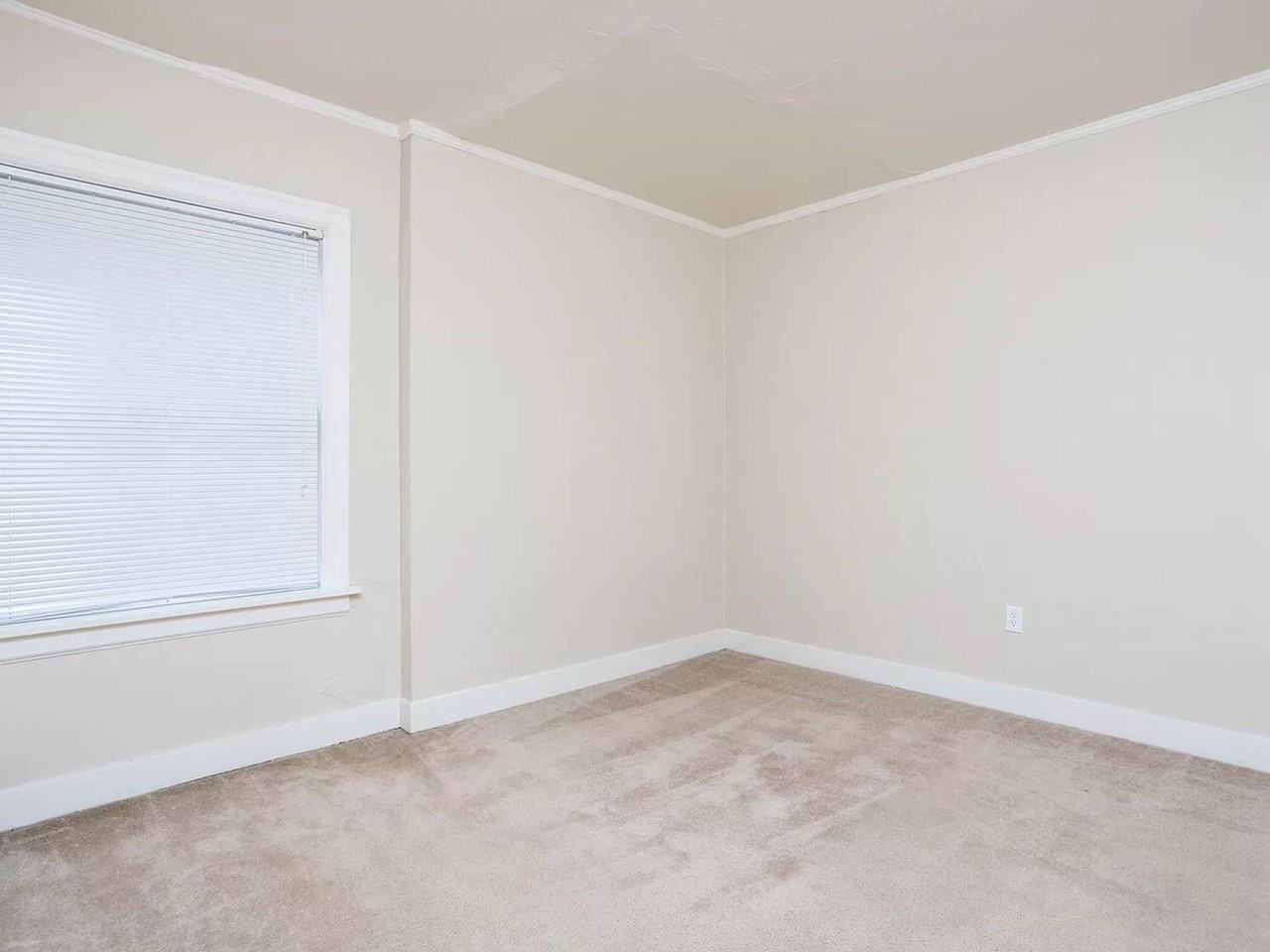 Vibrant Southeast Portland Living! - Photo 3 of 9