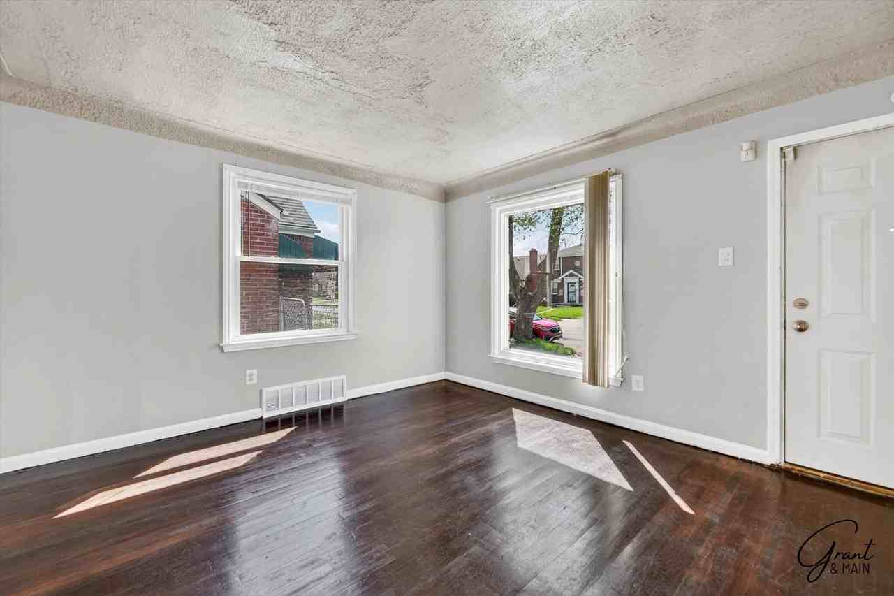 8604 Whitcomb St - Photo 2 of 25