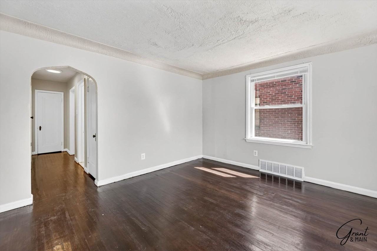 8604 Whitcomb St - Photo 3 of 25