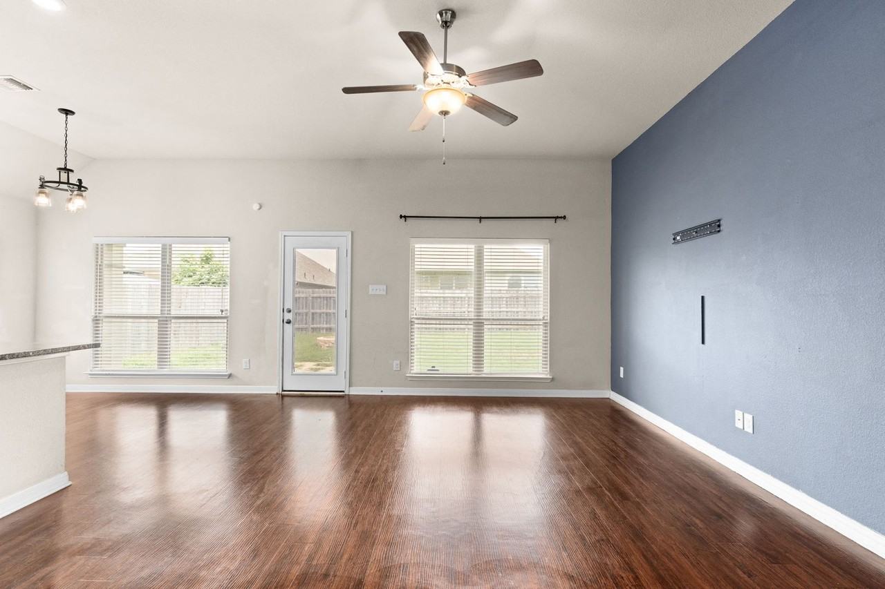 1310 Lilac Ledge Dr - Photo 2 of 15