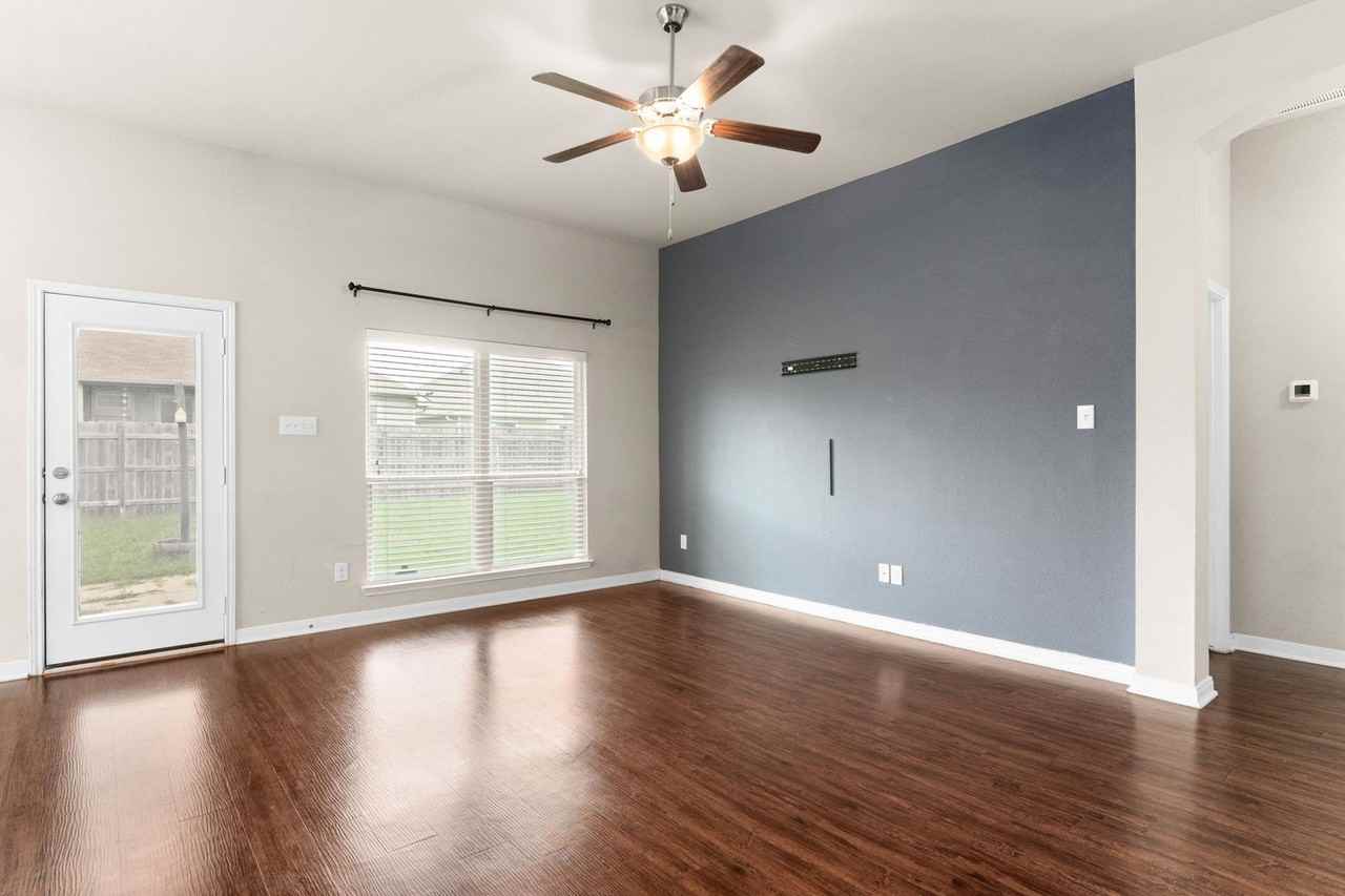 1310 Lilac Ledge Dr - Photo 3 of 15