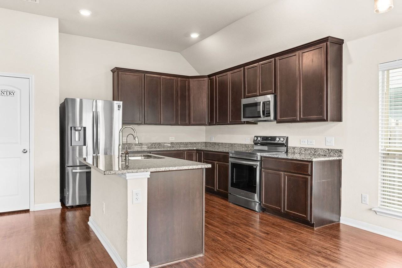 1310 Lilac Ledge Dr - Photo 5 of 15