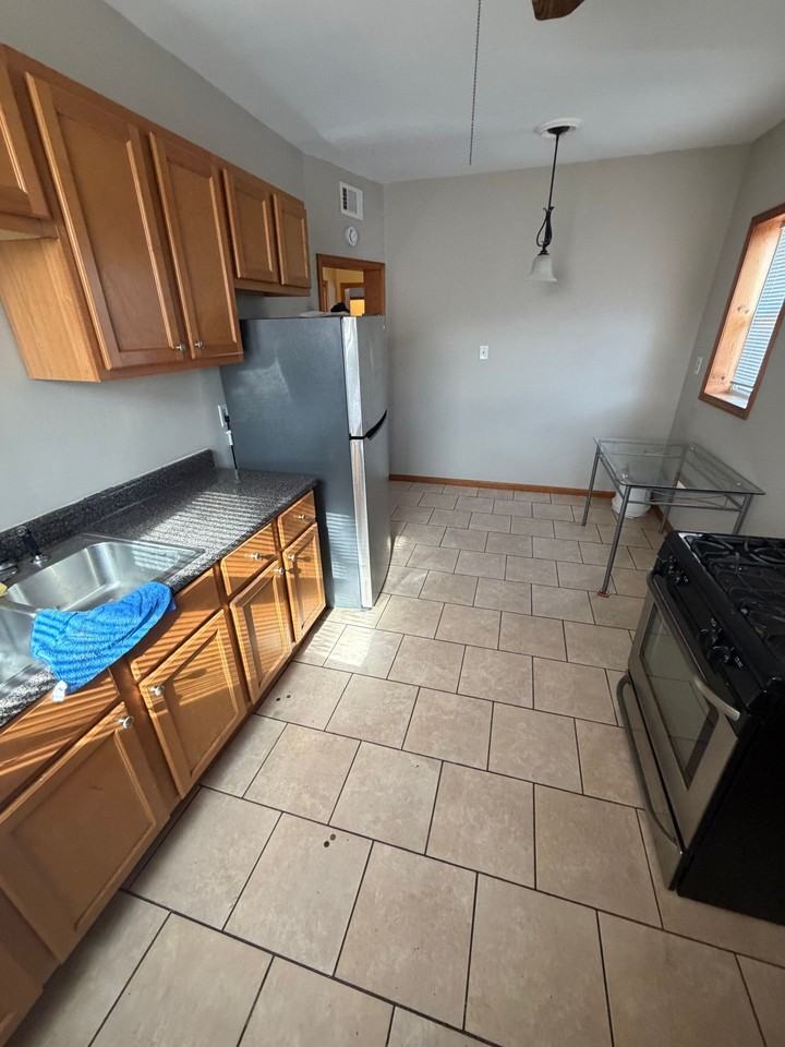 7952 S Ashland Ave - Photo 5 of 6