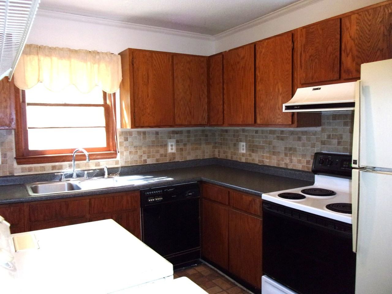 5570 Old York Rd - Photo 7 of 15