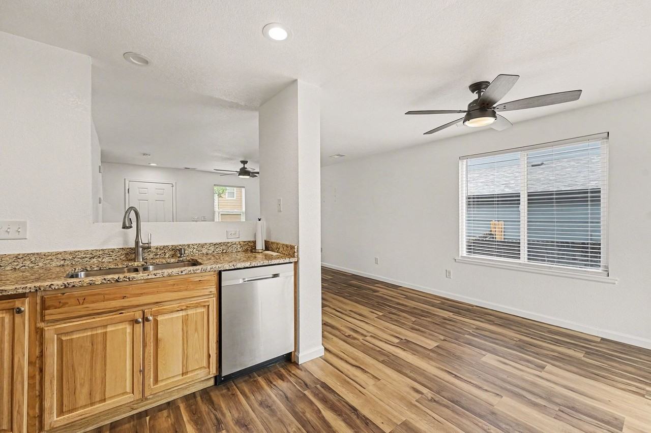 10129 Glencoe Ct - Photo 7 of 21