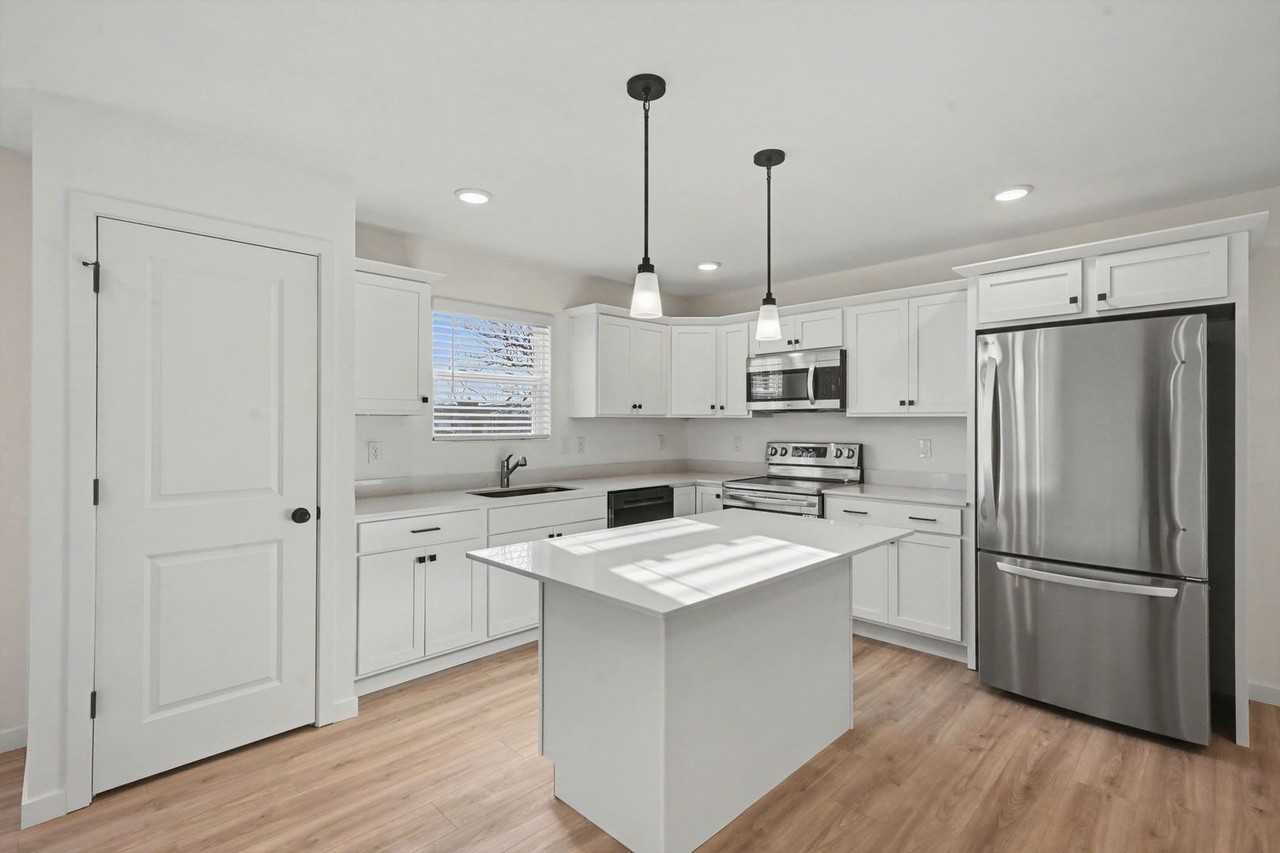 350 Sherman St - Photo 3 of 22