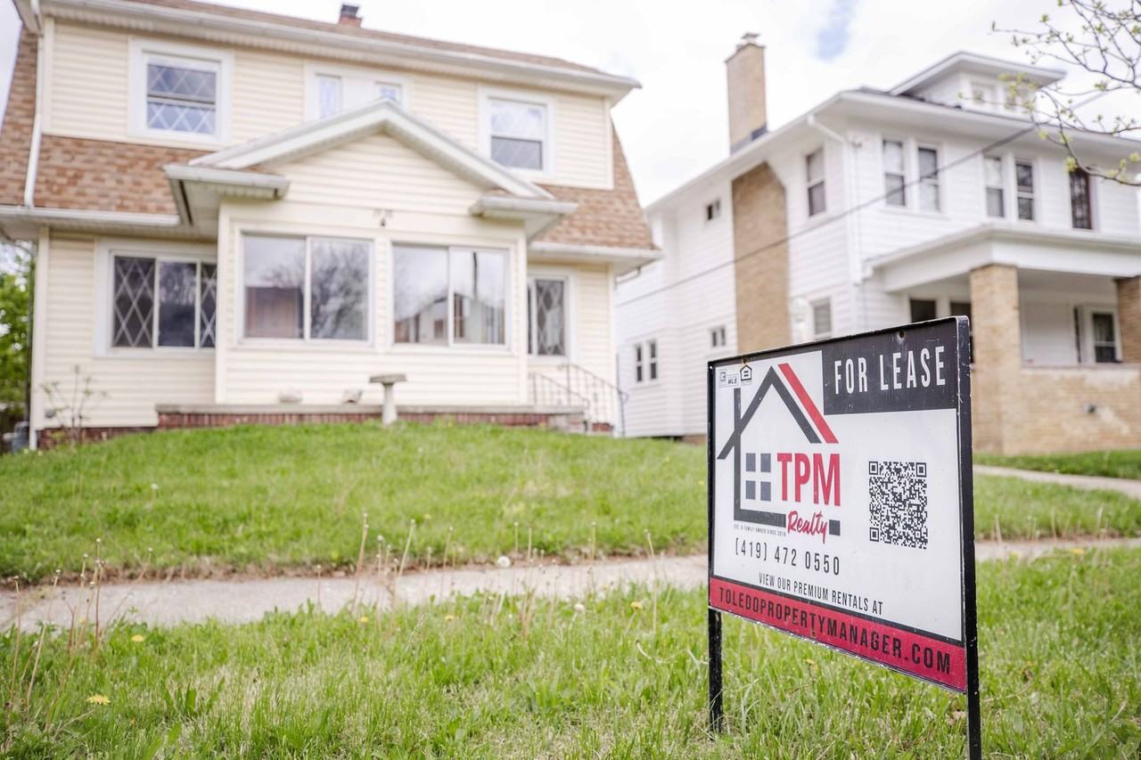 1938 Fernwood Ave - Photo 2 of 32