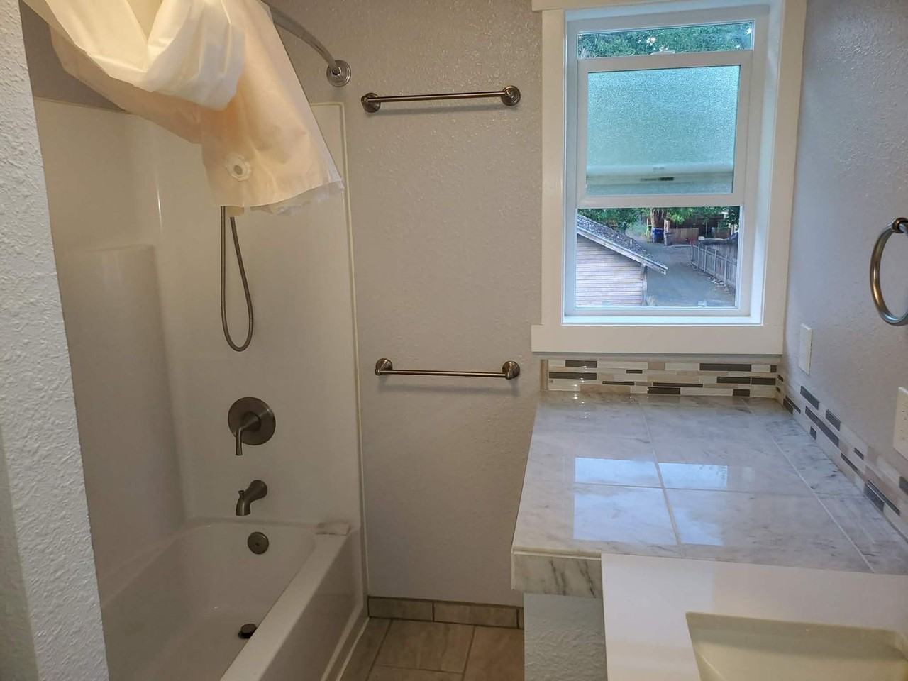 425 11th St - Photo 5 of 13