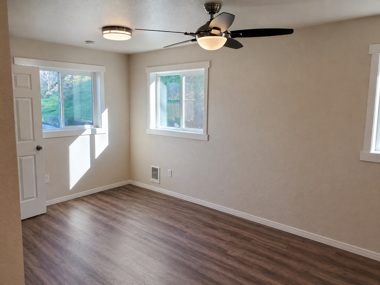 425 11th St - Photo 6 of 13